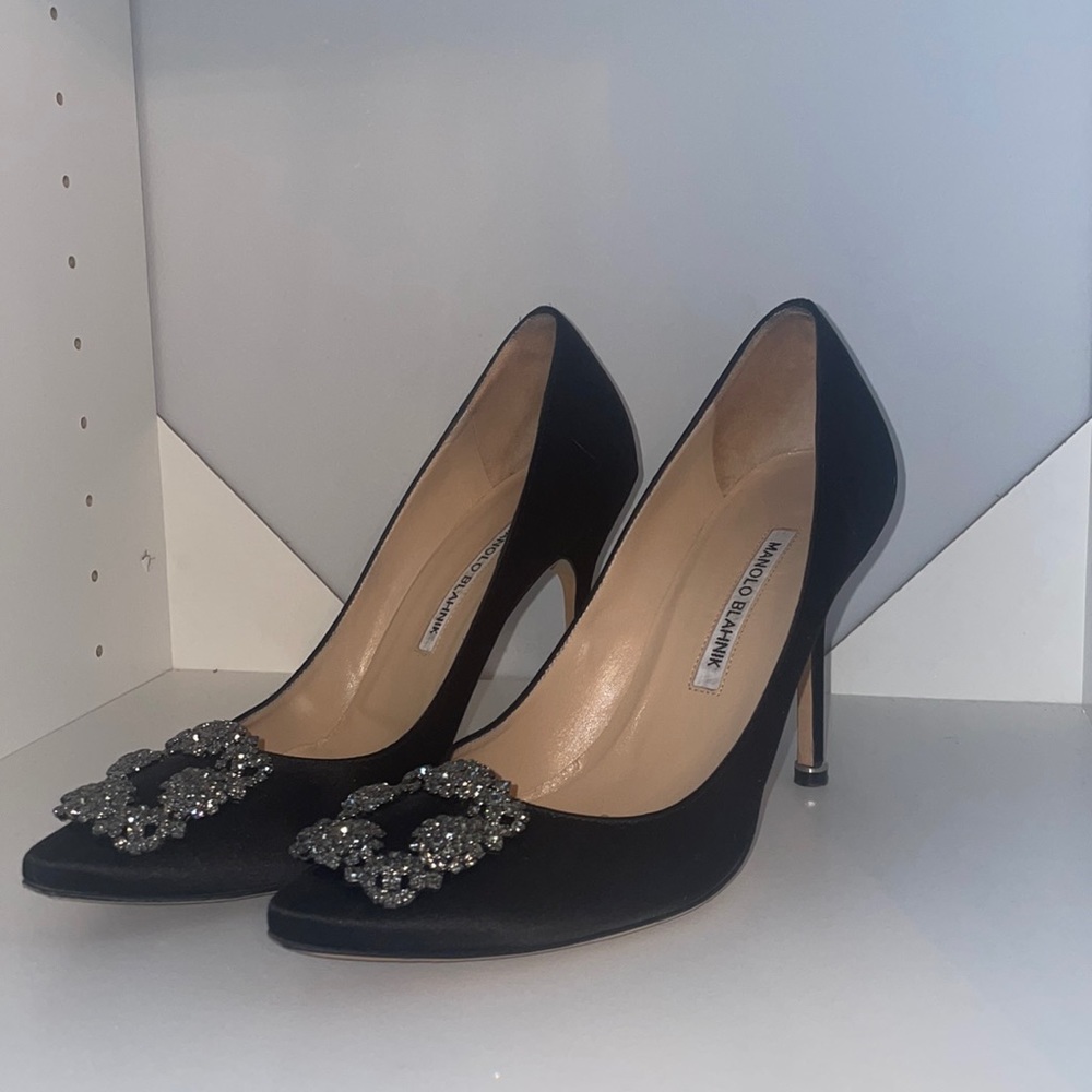 Manolo Blahnik
Hangisi 105 Embellished Satin Pumps
